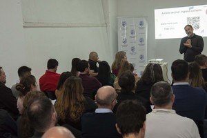 La actuación como miembro del jurado vecinal es voluntaria y gratuita. Para inscribirse en el registro de jurados se requiere haber cumplido 21 años, gozar del pleno ejercicio de los derechos ciudadanos, saber leer y escribir, y residir en la ciudad de Rosario.