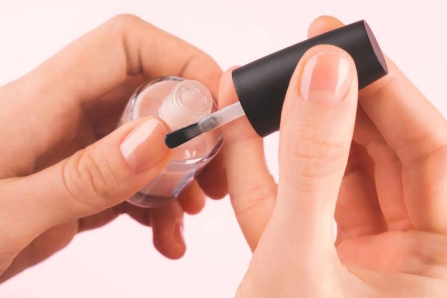 Morderse las uñas (onicofagia) es un hábito común para aliviar el estrés.