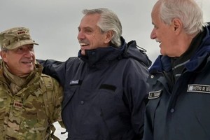 El jefe de las FFAA, junto al presidente de la Nación y el ministro Jorge Taiana.