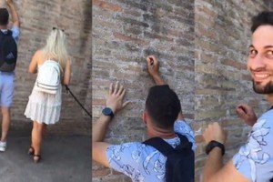 El Ministro de Cultura, Gennaro Sangiuliano, tuiteó este jueves que el cuerpo de policía militar de Carabineros "identificó al presunto responsable del acto incivilizado y absurdo cometido en el Coliseo".