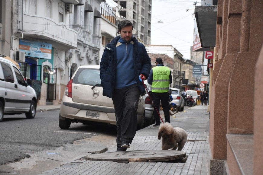 Debido al tamaño del pozo, la gente debe bajar a la calle para cruzar por la vereda.