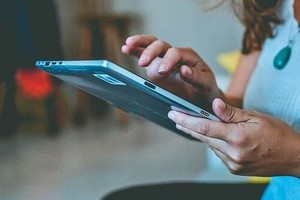 “Todas las tablets se entregan al titular (LLEVAR DNI), salvo excepción justificada, en ese caso se le puede entregar a otra persona pero debe llevar el DNI del titular y de quien recibe en su nombre más poder firmado por el titular a favor de esa persona. Seguiremos trabajando para continuar acercando estos programas de conectividad a los vecinos de San Carlos Sud”, destacaron.