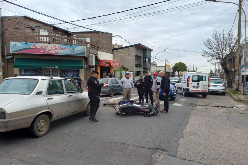 Se esperaba la ambulancia para trasladar a la víctima. 