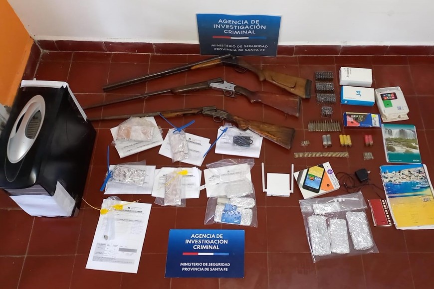 Durante el operativo en el que se detuvo al policía se secuestraron 3 escopetas, cartuchos y dispositivos electrónicos que se peritarán.