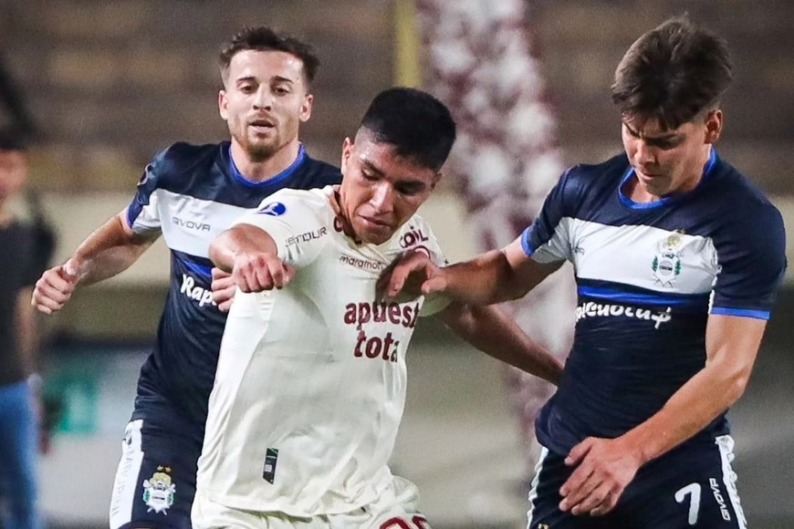 Reñido partido en Lima entre Universitario y Gimnasia.