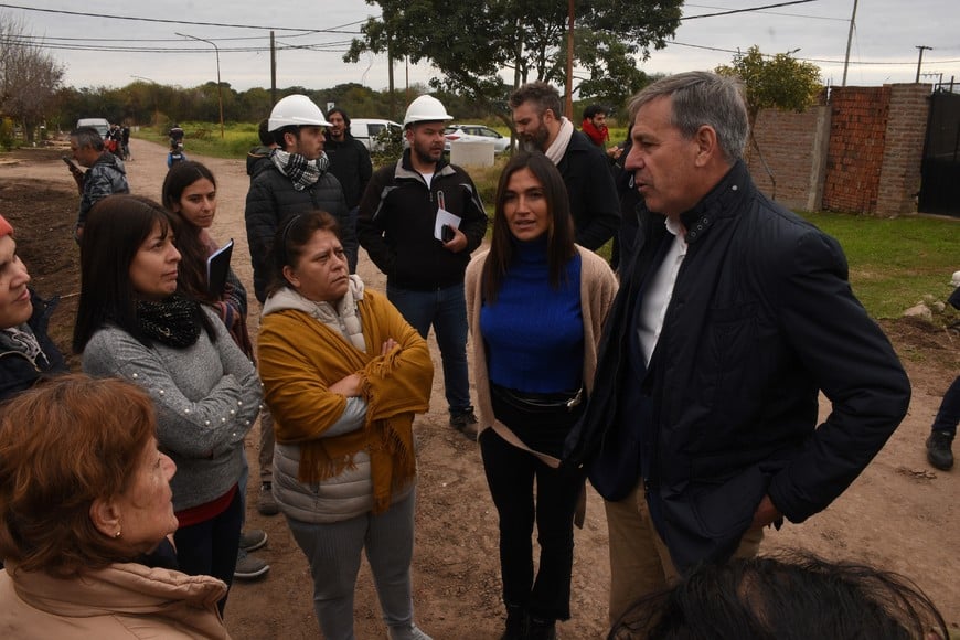 El intendente Emilio Jatón y funcionarios municipales recorrieron los avances de obra. Crédito: Guillermo Di Salvatore