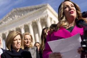 Lorie Smith, artista gráfica cristiana y diseñadora de sitios web para bodas en Colorado, derecha, acompañada por su abogada Kristen Waggoner, habla frente a la Corte Suprema, Washington, 5 de diciembre de 2022. Créditos: Andrew Harnik / Associated Press.