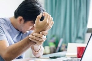 El síndrome del túnel carpiano puede provocar entumecimiento, hormigueo, debilidad, o daño muscular en la mano y dedos.