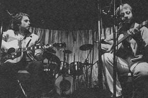 Canto a la juventud de los 80. Raúl Porchetto y León Gieco se juntaron especialmente en 1982 para grabar "Che pibe, vení votá", tema creado ese mismo año por el primero de ellos.