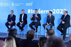 Sergio Massa junto a ministros en el lanzamiento de la temporada alta de invierno 2023.
