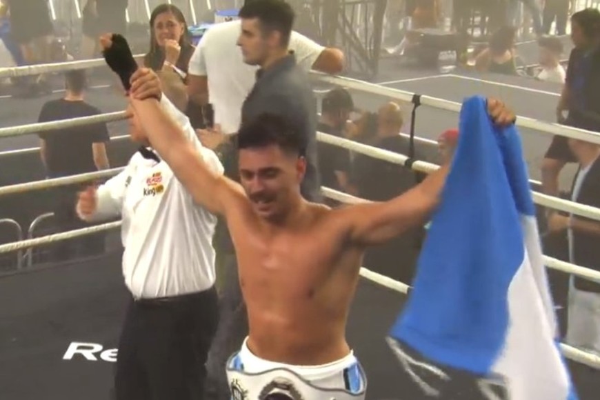 Coscu con la bandera argentina.