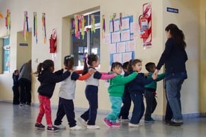 La asistencia al jardín de infantes mejora los rendimientos en Lengua y Matemática en la primaria, aumenta las tasas de permanencia en la escuela, incrementa el número de años escolares completados.
