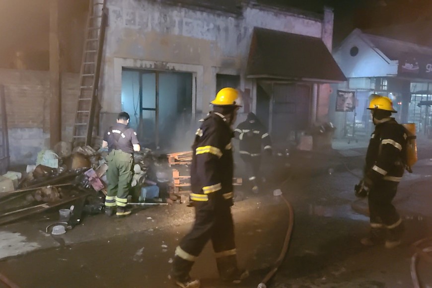 Durante la noche del sábado un incendio de magnitud se produjo en un depósito de la empresa de Luis Spahn