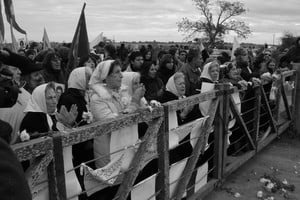 Madres de Plaza de Mayo de Santa Fe en la tranquera de acceso al predio, durante una de las tantas manifestaciones llevadas a cabo en el lugar, por memoria, verdad y justicia.  Gentileza CCP.