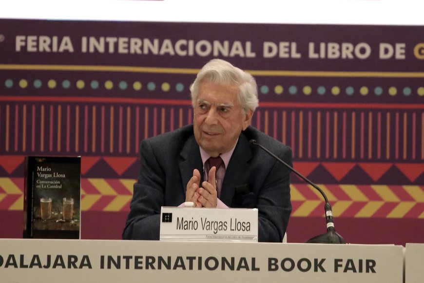 (191130) -- GUADALAJARA, 30 noviembre, 2019 (Xinhua) -- El escritor peruano, Mario Vargas Llosa, participa en la conferencia magistral con motivo del 50º aniversario de su novela "Conversaciones en la catedral" durante la Feria Internacional del Libro de Guadalajara, en la ciudad de Guadalajara, en el estado de Jalisco, México, el 30 de noviembre de 2019. Esta edición la feria, que se lleva a cabo hasta el 8 de diciembre, tiene como invitado de honor a la India. (Xinhua/Bernardette Gómez) (mm) (da)