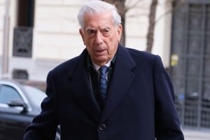 Los hijos del premio Nobel de Literatura peruano Mario Vargas Llosa informan que el escritor se encuentra hospitalizado.