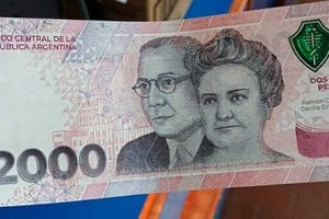 Así luce el nuevo billete de 2.000 pesos que ya circula por el país.