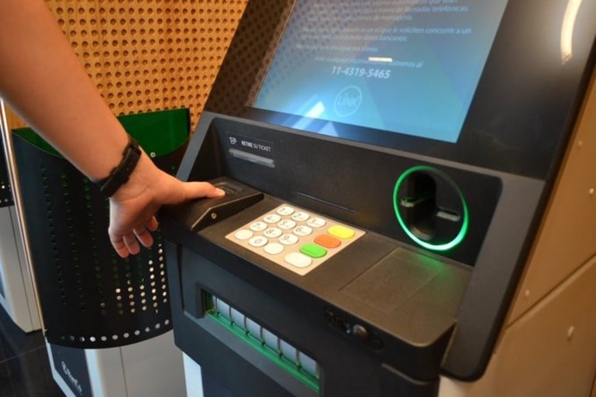 La extracción de efectivo estará sujeta a la disponibilidad de billetes en las terminales físicas, por lo que se recomienda a los clientes realizar extracciones preventivas durante los primeros días de la semana previa.