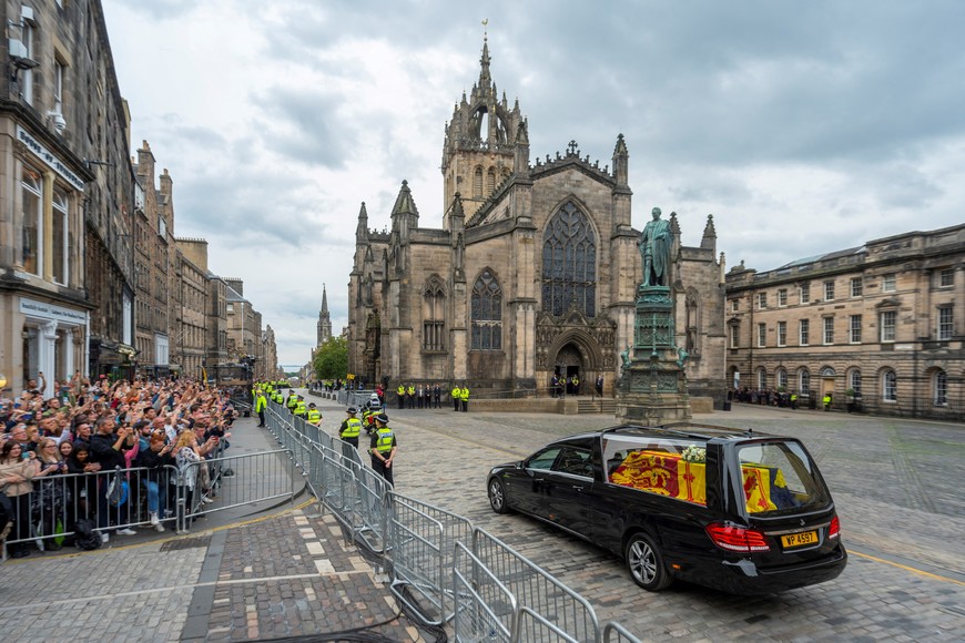 The  hearse carrying the coffin of Queen Elizabeth II passes St Giles Cathedral as it travels along the Royal Mile in Edinburgh to the Palace of Holyroodhouse as it completes it journey from Balmoral, in Edinburgh, Scotland, Britain September 11, 2022. Phil Wilkinson/Pool via REUTERS