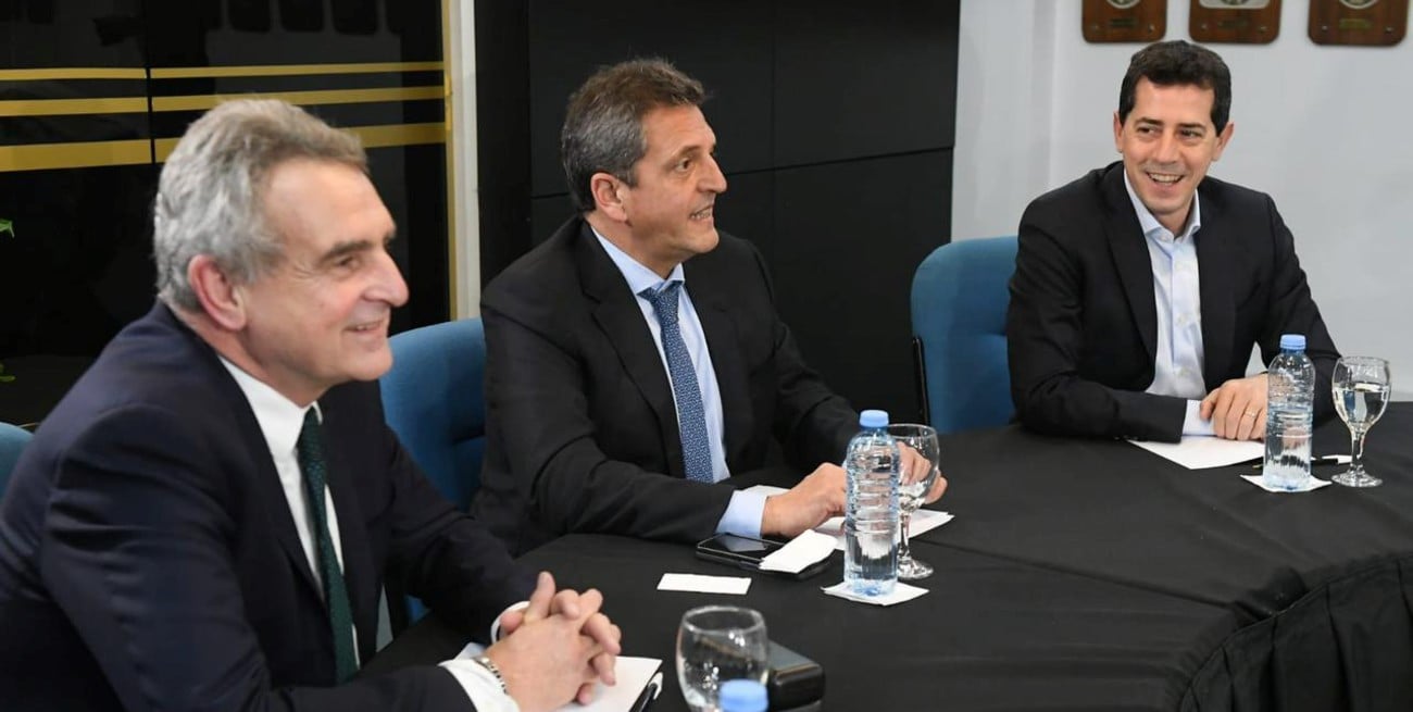 Massa junto a su precandidato a vice Agustín Rossi y "Wado" de Pedro, parte de su equipo de campaña.