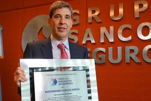 El premio "Dirigente de Empresa 2023" es un reconocimiento a la trayectoria y dedicación de Alejandro Simón. Crédito: Fernando Nicola.