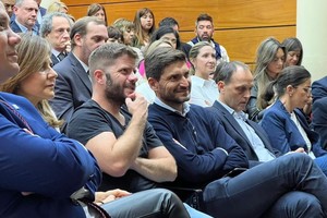 El diputado provincial, Juan Cruz Cándido, junto al candidato a gobernador Maximiliano Pullaro.
