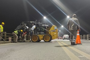 Tareas del personal de Vialidad en el Puente Carretero.