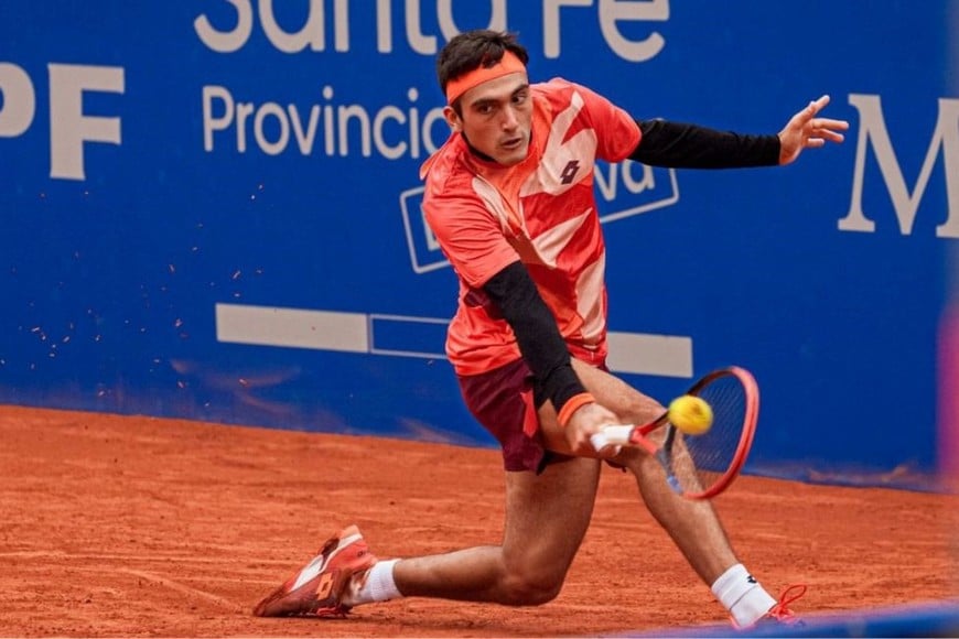 No quiere ser el "hijo del campeón". Román Burruchaga (hijo de Jorge) está cumpliendo un gran torneo en el AAT Challenger Tour en el Santa Fe Lawn Tennis Club.