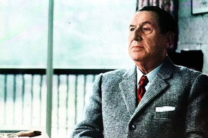 Juan Domingo Perón (1895-1974), con gesto adusto y concentrado, en una imagen no tan difundida de él. "No lo dejamos tranquilo al viejo, todos precisamos algo", dice el autor. "Perón es una discusión abierta y un carné que puede obtener cualquiera sin cuota de ingreso", remarca.