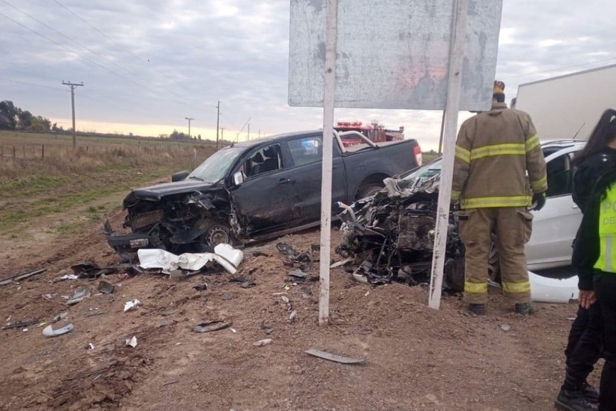Por causas que se investigan, colisionaron un automóvil Peugeot 308 blanco y una camioneta Ford Ranger negra.