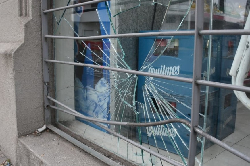 Otra vez vandalizaron el drugstore de Obispo Gelabert y Francia. Crédito: Guillermo Di Salvatore