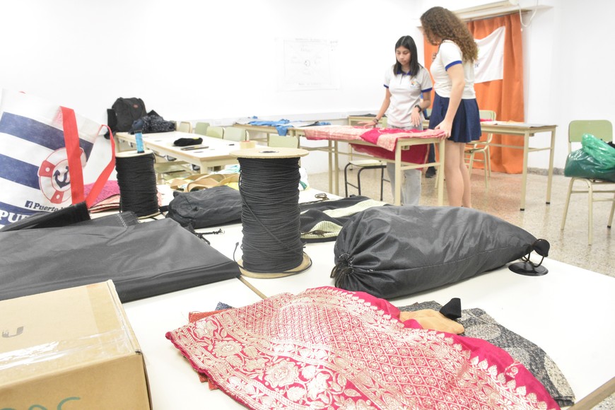 Todos participan del proceso de elaboración de los bolsos: aprendieron a cortar e hilvanar. Crédito: Luis Cetraro