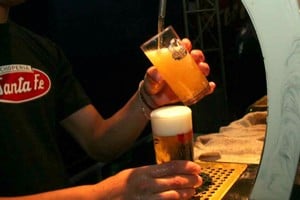 El liso -cerveza tirada- ya fue declarado como "patrimonio cultural" de esta capital en 2014. Ahora, proponen hacerle un monumento. Créditos: Archivo El Litoral.