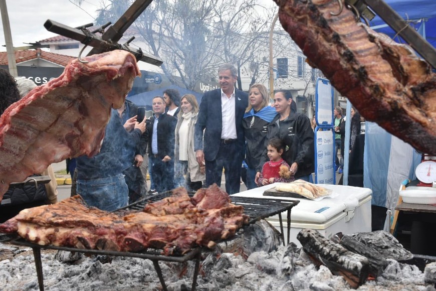 El intendente Emilio Jatón recorrió el paseo junto a los vecinos. Crédito: Flavio Raina