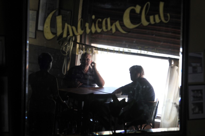 Algunos clientes habituales, a punto de pedir un café. Amelia va a atenderlos con su amabilidad de siempre. Crédito: Archivo El Litoral / Mauricio Garín