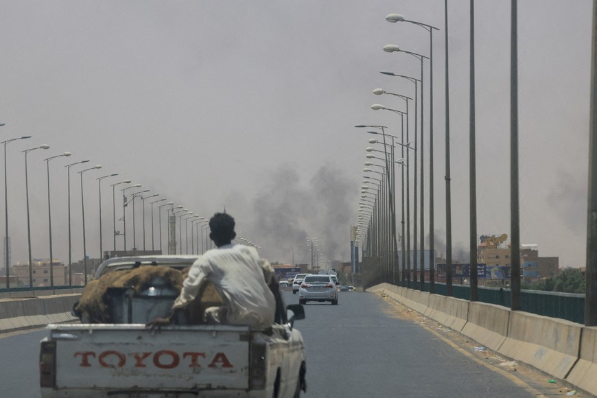 FILE PHOTO: Smoke rises in Omdurman, near Halfaya Bridge, during clashes between the Paramilitary Rapid Support Forces and the army as seen from Khartoum North, Sudan April 15, 2023. REUTERS/Mohamed Nureldin Abdallah//File Photo