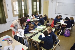Las tutorías ayudan a comprender mejor los temas y proporcionan un ambiente donde los alumnos se sienten escuchados y cuidados. Foto: Flavio Raina / Archivo.