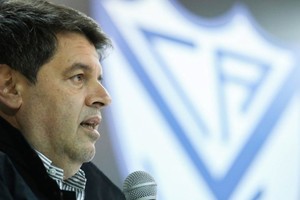 Vélez tiene la pelotita. El cuestionado presidente de la entidad de Liniers, Sergio Rapisarda, es quien debe resolver de qué manera seguir esta deuda millonaria con Unión por Mauro Pittón: paga o va a juicio.