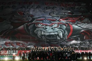 La enorme bandera desplegada en el estadio.