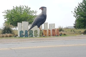 El cuerpo del hombre se encontraba tendido sobre la vereda, quien presentaba heridas de arma de fuego