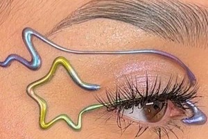 El resultado es un maquillaje muy ornamental y divertido, ideal para salir por la noche o asistir a un festival.