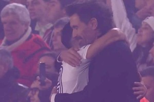 El abrazo entre el "Peti" Aliendro y el "Barba" Domínguez