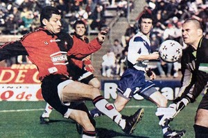 El "Pampa" contra "Chila", una de las fotos del partido de 1999.
