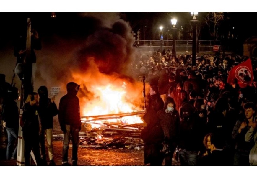 La fiesta nacional dejó un saldo de aproximadamente 250 vehículos quemados y 96 detenidos.