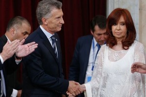 Mauricio Macri y Cristina Fernández de Kirchner, los dos ex presidentes. Por diferentes caminos, su historia se empareja y aproxima en una cuestión central insoslayable que los ubica en un mismo sitio: el voto popular. En este año y en estos días ambos son "pater familias" de sus ahijados políticos y se comportan como tal.