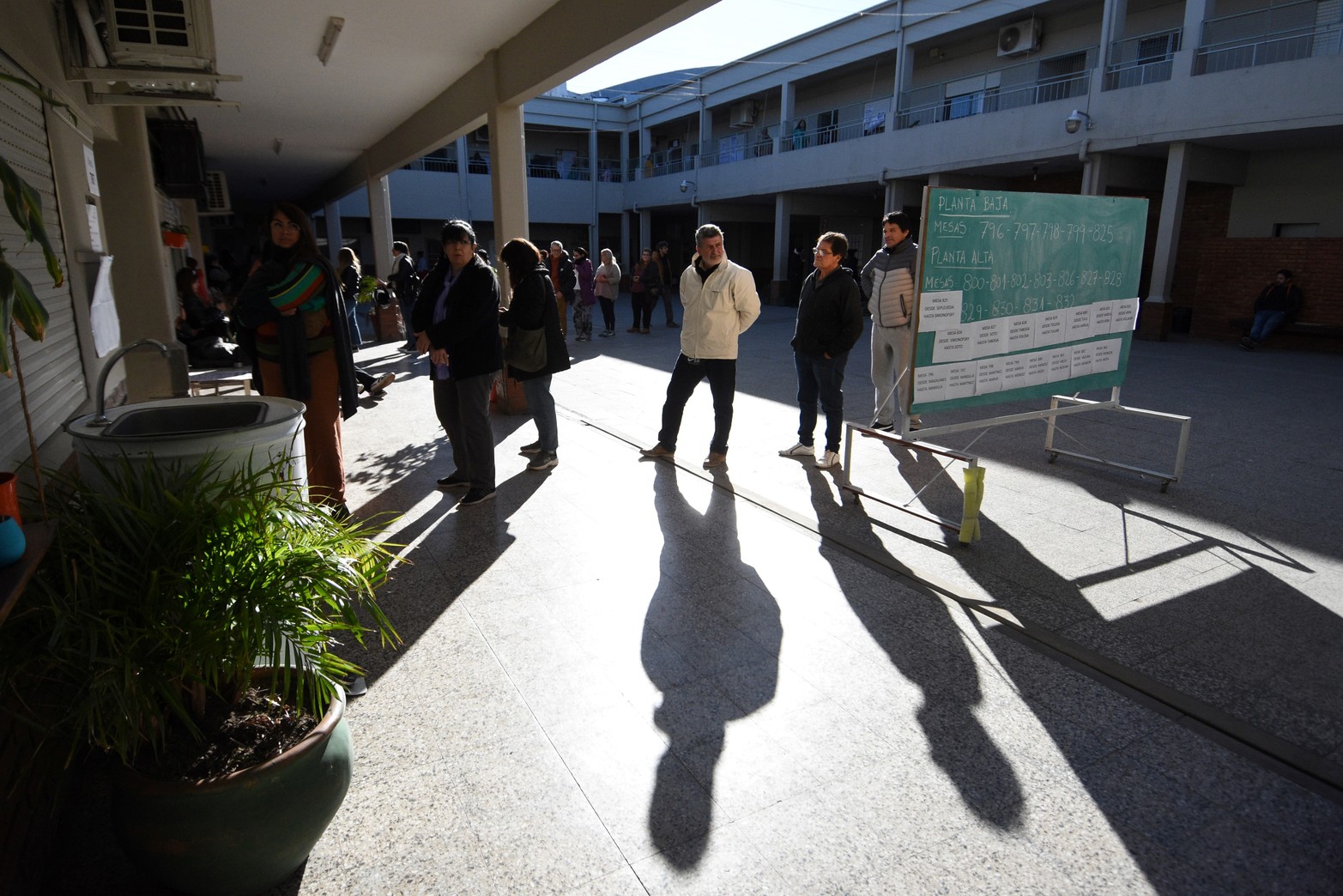 Con el debut del denominado "voto joven" se definen los candidatos a gobernador de Santa Fe para las elecciones de septiembre, junto a las demás categorías en juego: diputados y senadores provinciales, intendentes y autoridades comunales, y concejales.