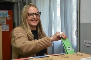 Silvia Cian, candidata a concejal de la ciudad de Santa Fe votó en la Escuela Nicolás Avellaneda. Créditos: Flavio  Raina