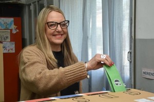 Silvia Cian, candidata a concejal de la ciudad de Santa Fe votó en la Escuela Nicolás Avellaneda. Créditos: Flavio  Raina