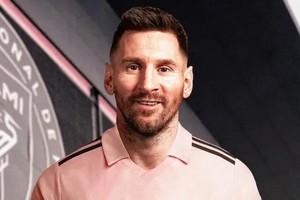 Lionel Messi ya apareció oficialmente con la casaca rosada.
