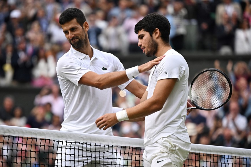 Saludo entre Carlos Alcaraz y Novak Djokovic. Crédito: Dylan Martinez / Reuters
